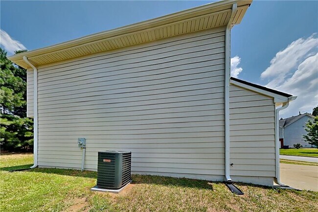 Building Photo - 110 Rockefeller Ln