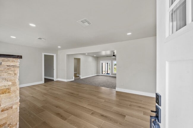 Building Photo - 5 Bedroom