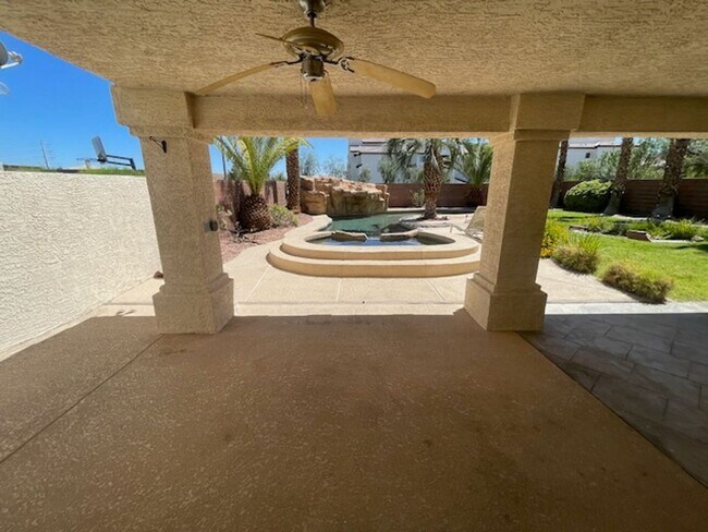 Building Photo - FANTASTIC SPACIOUS HOME LOCATED IN GATED C...