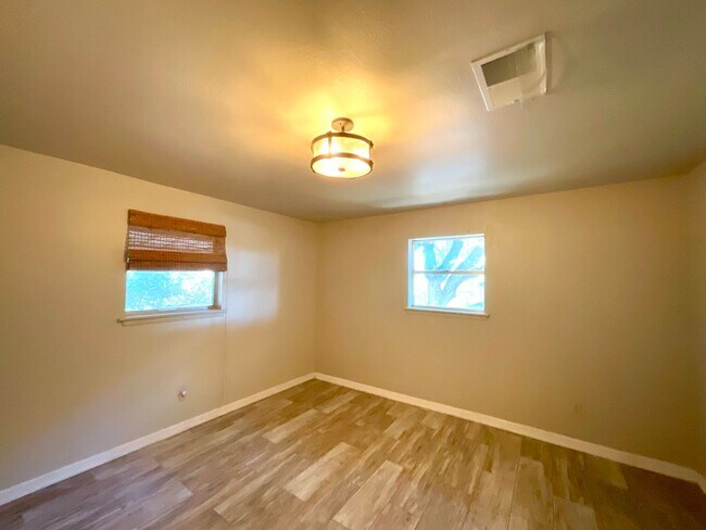 Building Photo - 5303 Shady Oak Cir