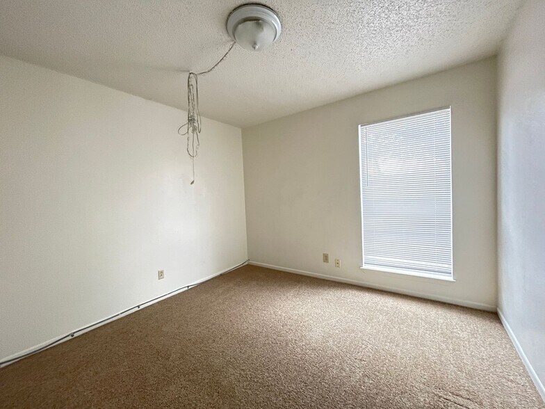 Building Photo - 4308 Lake Rd