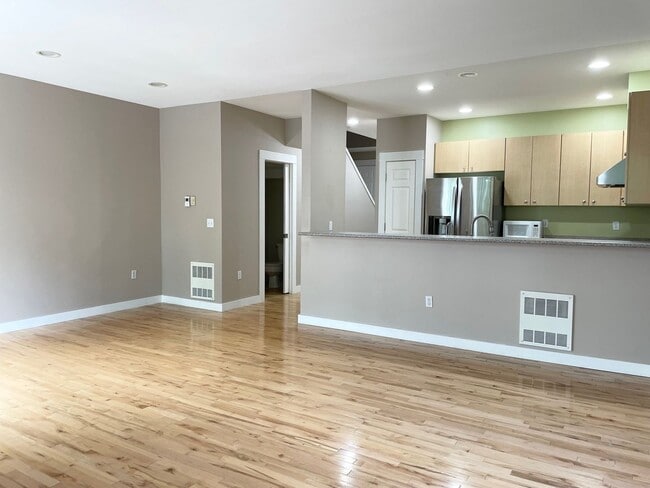 Building Photo - Spacious 2 Bed 2.5 Bath Townhome Style Con...
