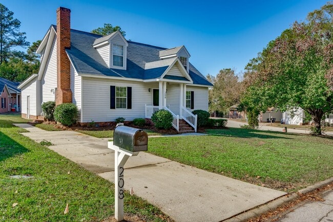 Building Photo - Beautifullly renovated home with easy access to I-26