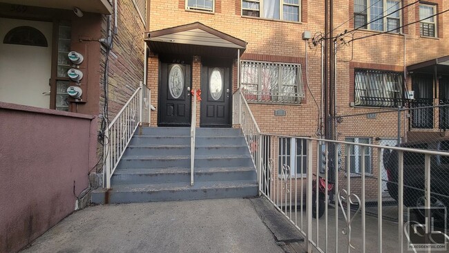 Primary Photo - BUDGET FRIENDLY ROOM FOR RENT IN EAST NEW ...