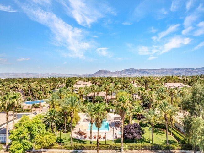 Building Photo - Beautiful 2 Bed 2 Bath ground floor condo in Guard Gated Green Valley Community. 1 Car garage!