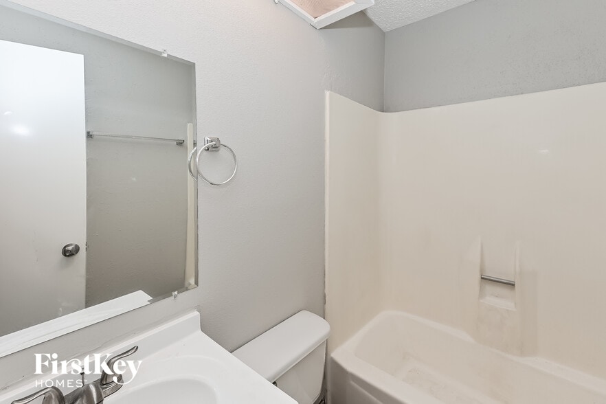 Building Photo - 8222 Streamside Dr