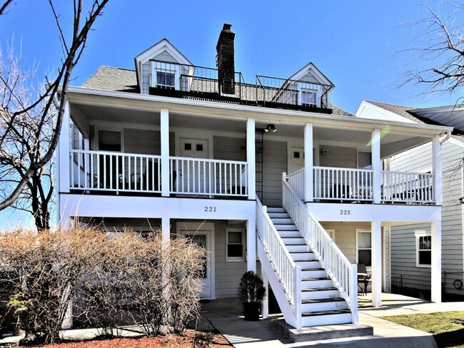 Building Photo - 223 S Ridge St