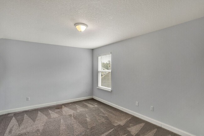 Building Photo - Beautiful 5/4 Home with Over 4k sqft, Fenced in Yard & 3 Car Garage! Pet friendly!