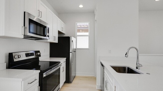 Building Photo - 13150 Alton Rd