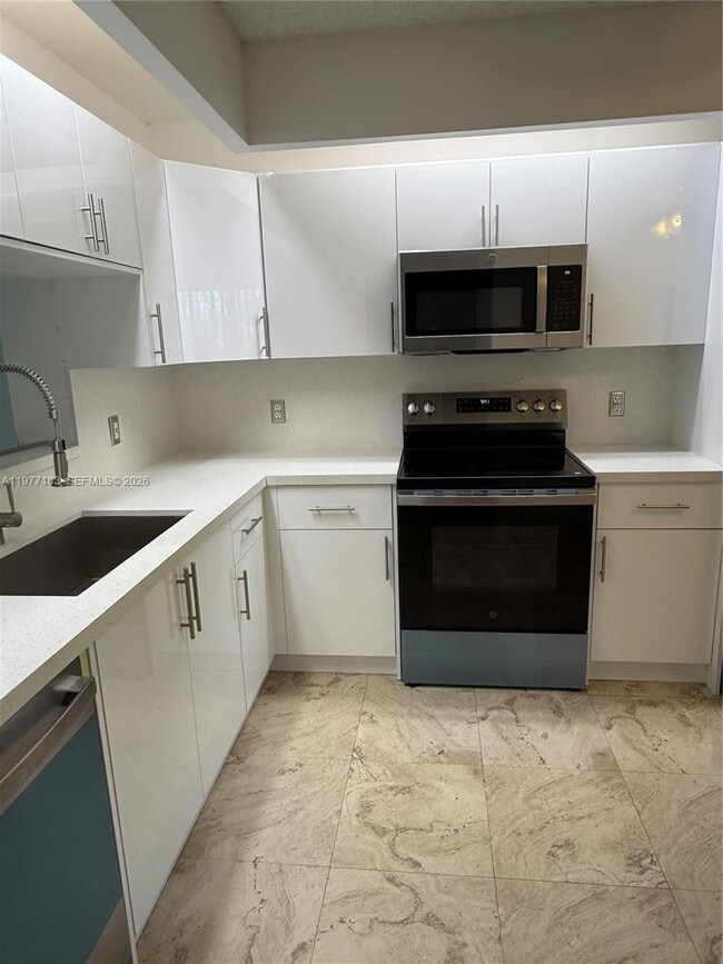 Building Photo - 550 SW 137th Ave