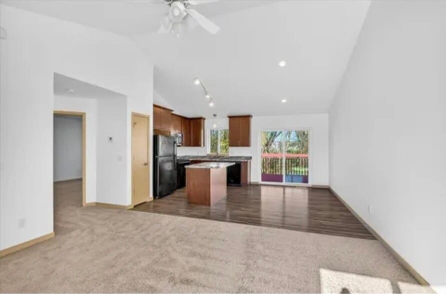Building Photo - 823 Thompson Dr