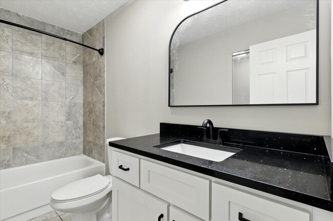 Building Photo - 643 University Dr