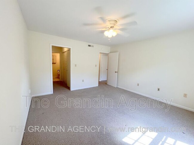 Building Photo - 5260 Crossbow Cir