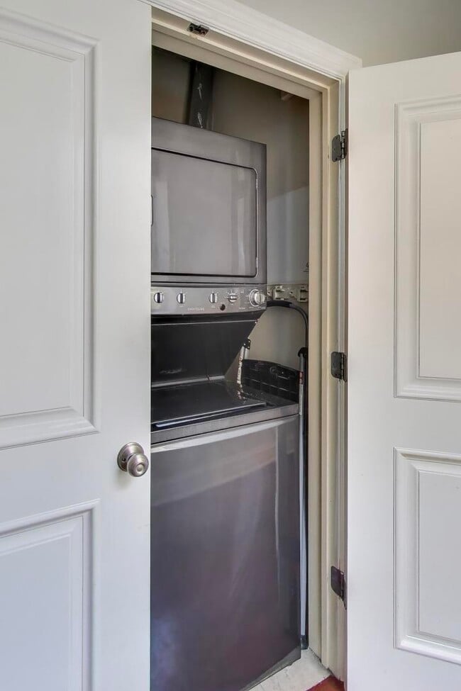 Building Photo - 4331 N Sacramento Ave