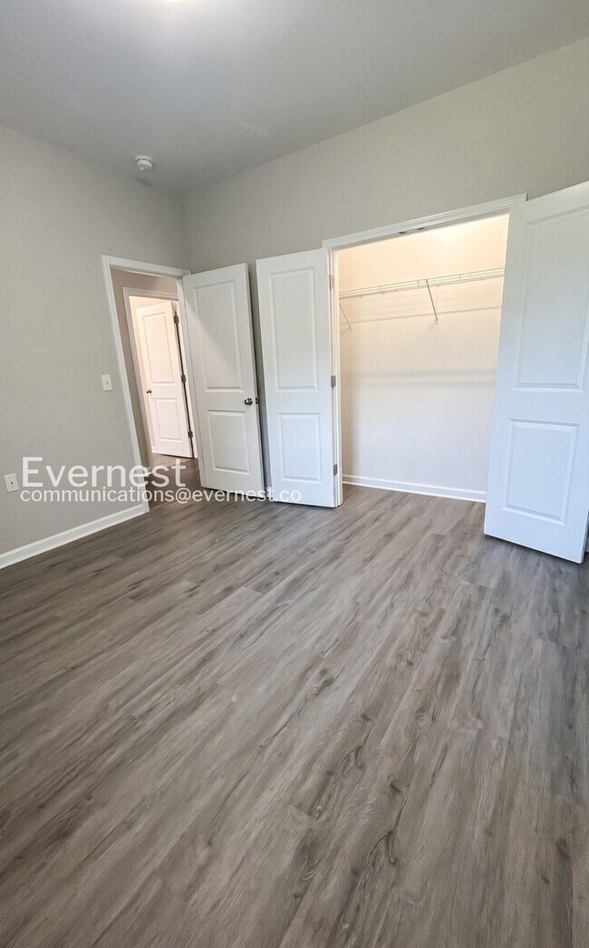 Building Photo - 3 Bed/2 Bath Home with Off-Street Parking / Pet-Friendly / Available Now!
