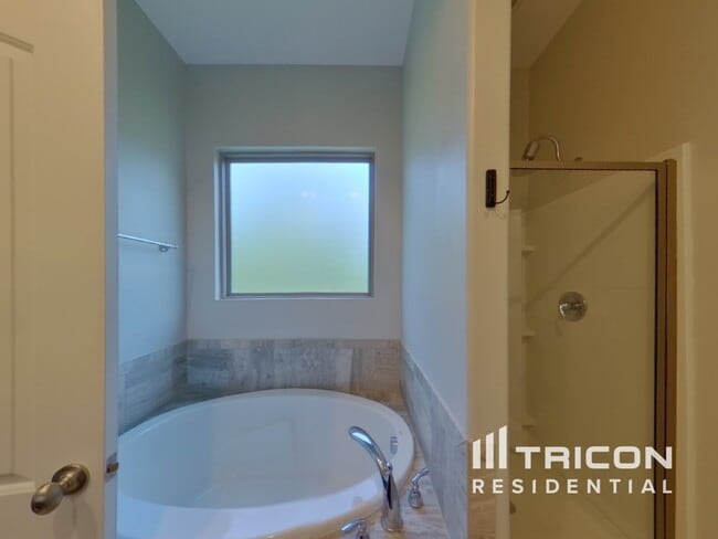 Building Photo - 211 E Quail Hollow Way
