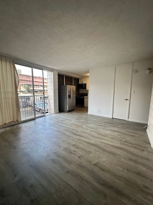 Building Photo - The Continental 2 bedroom, 1 bath, 1 assig...