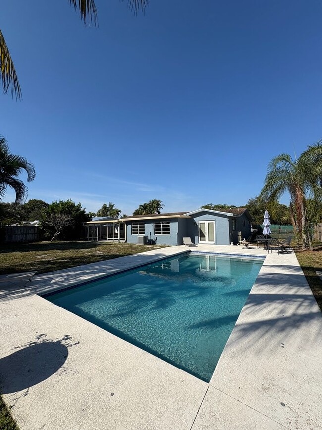 Building Photo - 3/2 Pool & Patio home in Stuart! Pool / Lawn care included!