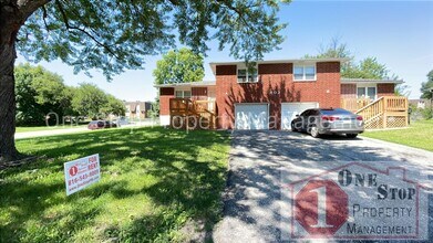 Building Photo - Beautiful 3 Bedroom / 2 Bathroom Duplex in...