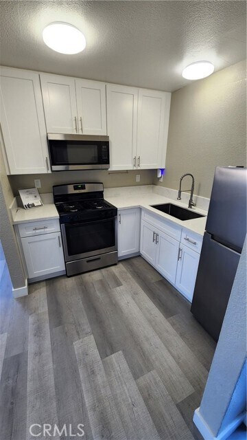 Building Photo - 984 El Camino Dr