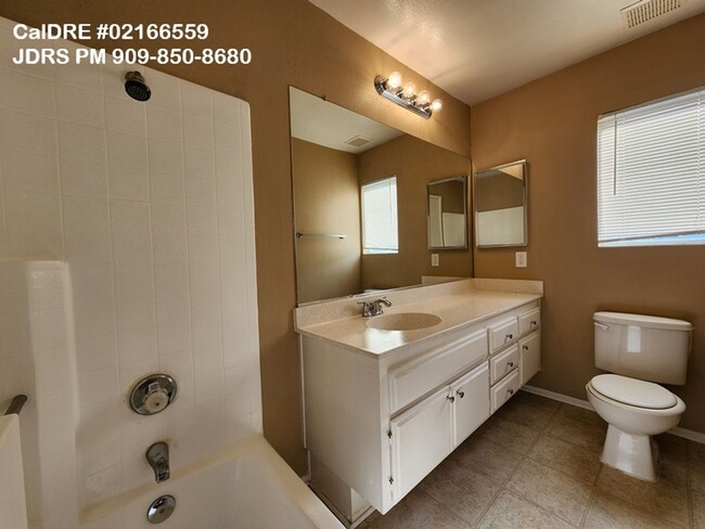 Building Photo - Price Lowered! Ontario 2 bedroom Townhouse
