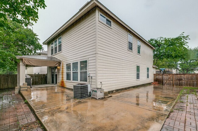 Building Photo - BEAUTIFUL 4-BEDROOM HOME NEAR UTSA