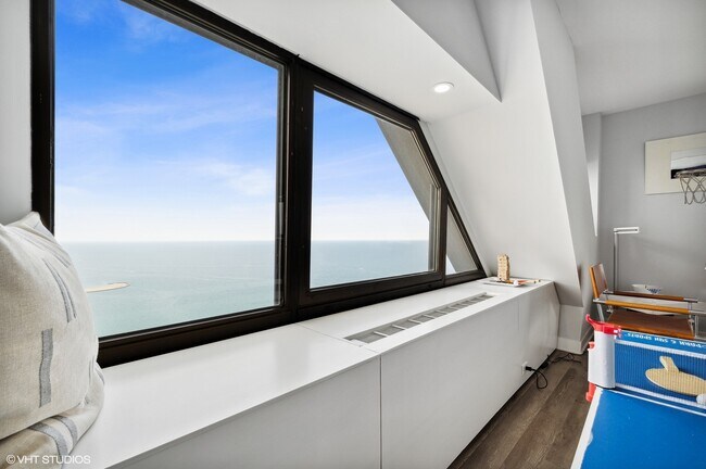 Building Photo - 175 E Delaware Pl