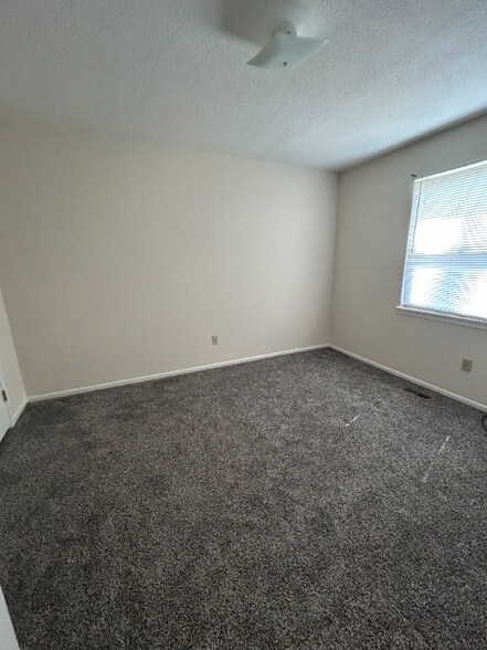 Building Photo - 540 Crest Cir