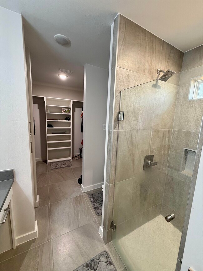 Building Photo - 4010 Ave Fenix Dr