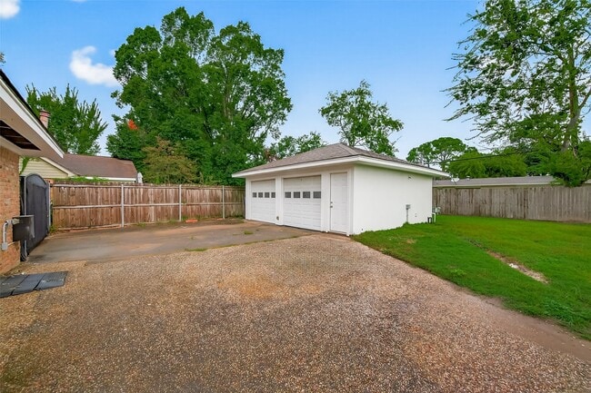 Building Photo - 8210 Edgemoor Dr