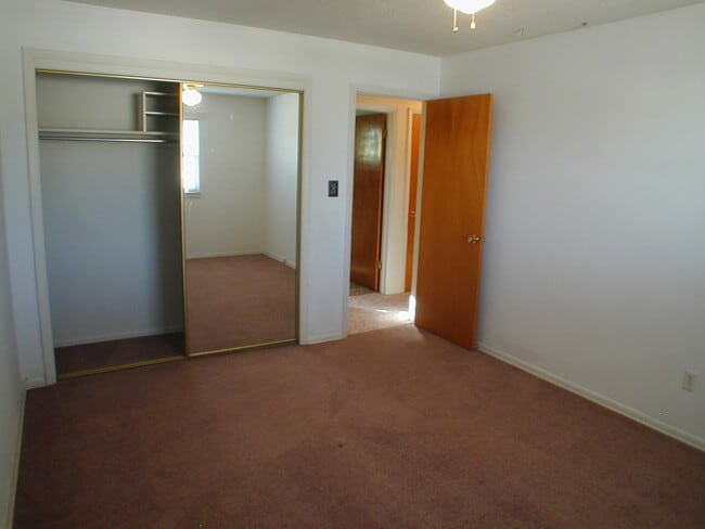 Building Photo - House For Lease