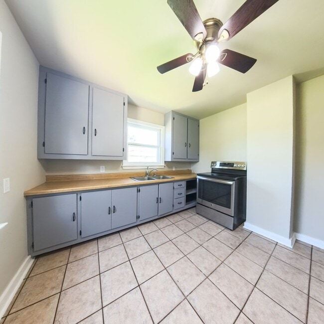 Building Photo - Newly updated 2 bedroom 1 bathroom home-Ad...