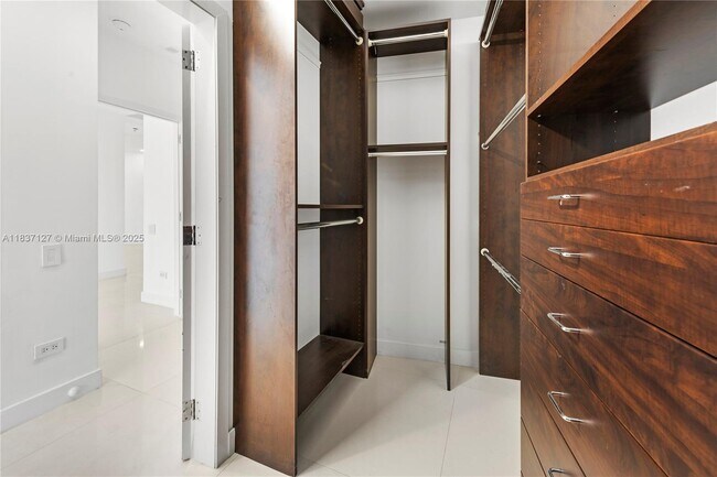 Building Photo - 808 Brickell Key Dr