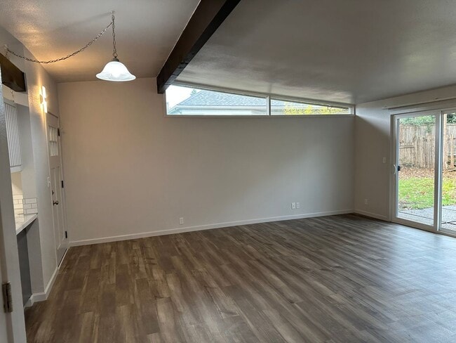 Building Photo - Beautifully updated 2 bedroom 1 bath duple...