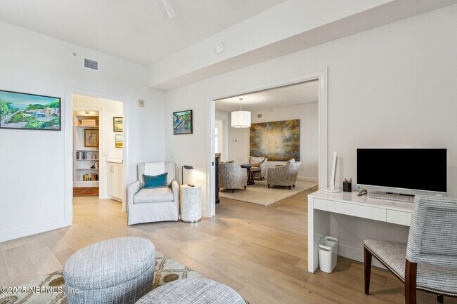 Building Photo - 426 Beachside Pl