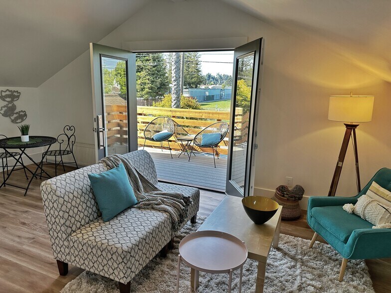 French doors open to sunny deck and bring the outside in - 521 Palm St