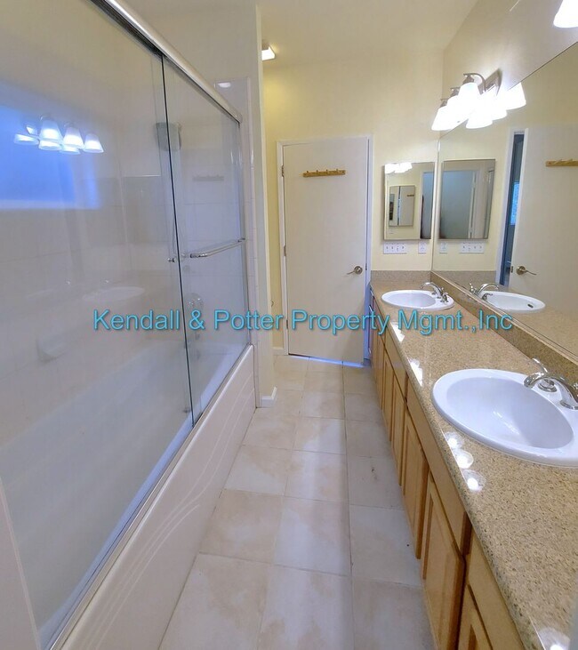 Building Photo - Spacious Ground-Floor 3BD/2BA Condo in Prime Scotts Valley Location