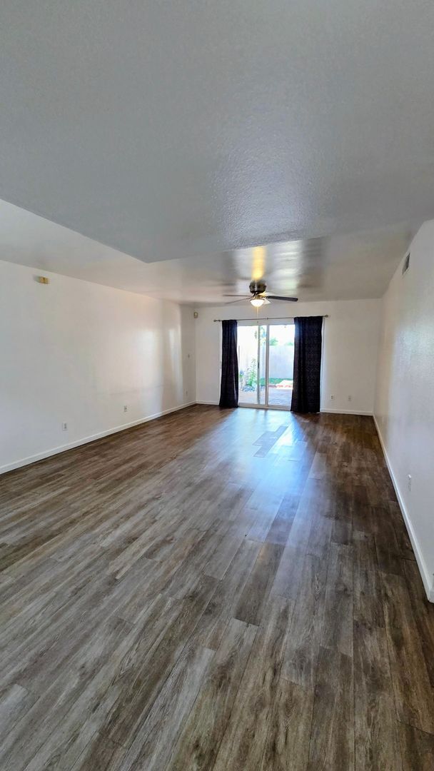 Building Photo - 2 bed, 1 bath Tempe Townhome