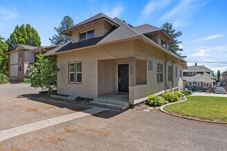 Building Photo - Renovated 5 Bed, 2 Bath House + Office EWU Off Campus Housing! AVAILABLE 7/20!