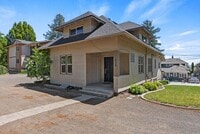 Building Photo - Renovated 5 Bed, 2 Bath House + Office EWU Off Campus Housing! AVAILABLE 7/20!