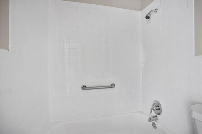 Building Photo - 2810 Dorchester Dr