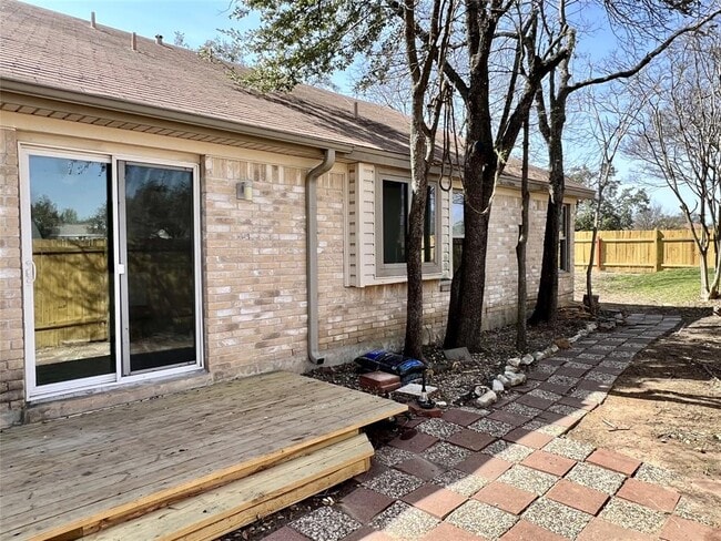 Building Photo - 1101 Forest Oaks Path