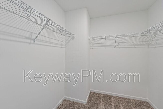 Building Photo - 585 Hampton Dr