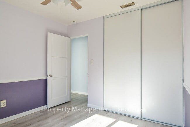 Building Photo - 2 Bedroom, 1 Bath Duplex Unit near Beach