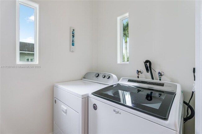 Building Photo - 10155 SW 75th Pl
