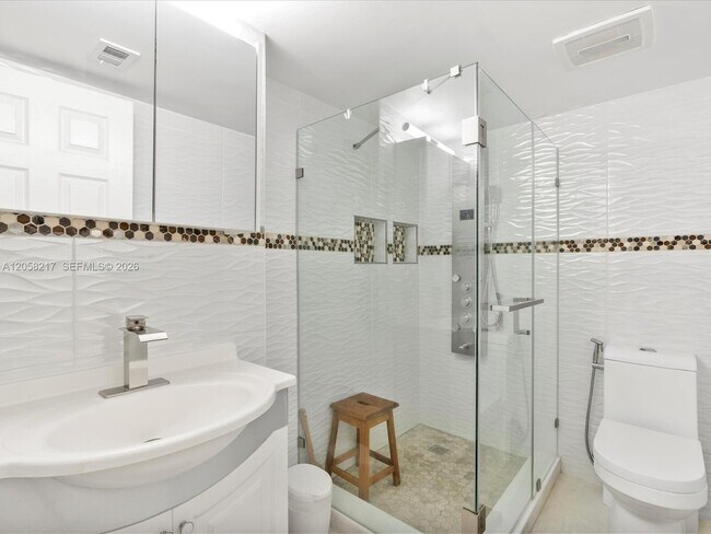 Building Photo - 18071 Biscayne Blvd