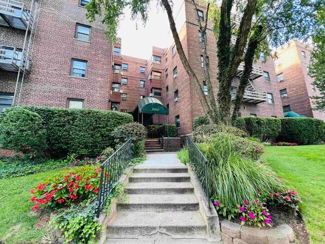 Building Photo - 2333 Hudson Terrace