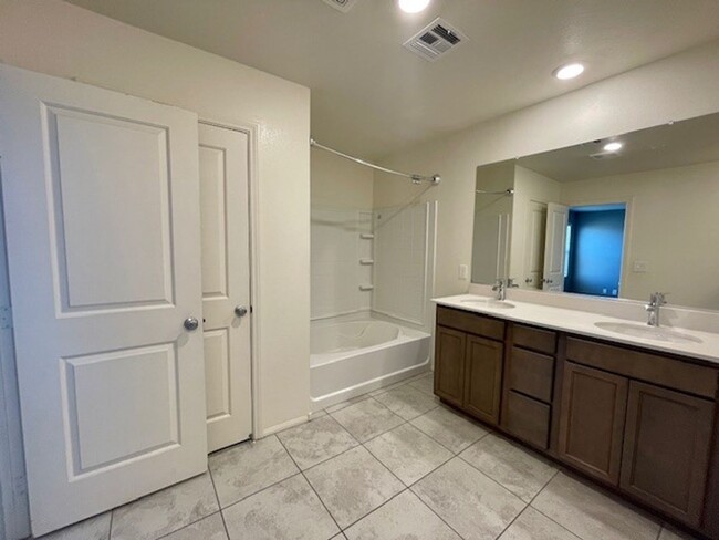 Building Photo - Gorgeous 2 Story Townhome Ready in Gated C...