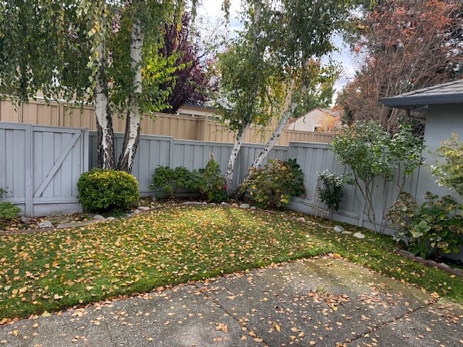 Building Photo - Beautiful 2 bedroom, 2 bath single level t...