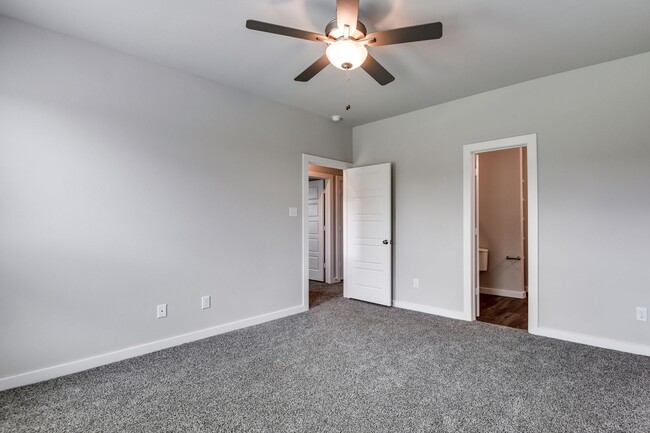 Building Photo - COMING SOON! GORGEOUS 3 BEDROOM DUPLEX LOC...